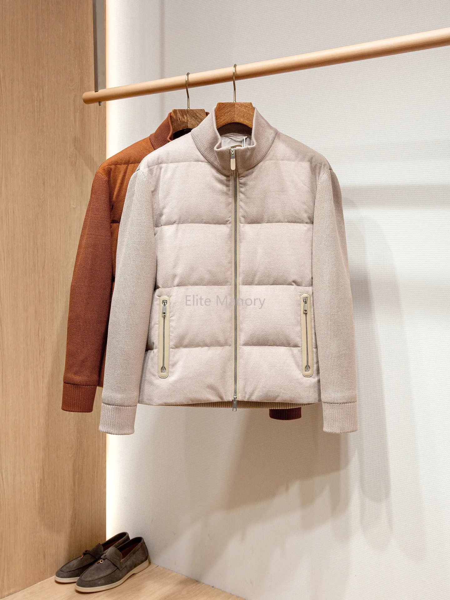 

Мужская стеганая куртка Willow Bridge с наполнителем из белого гусиного пуха, вязаная в технике 9-ниточного плетения, с ребристым воротником-стойкой.