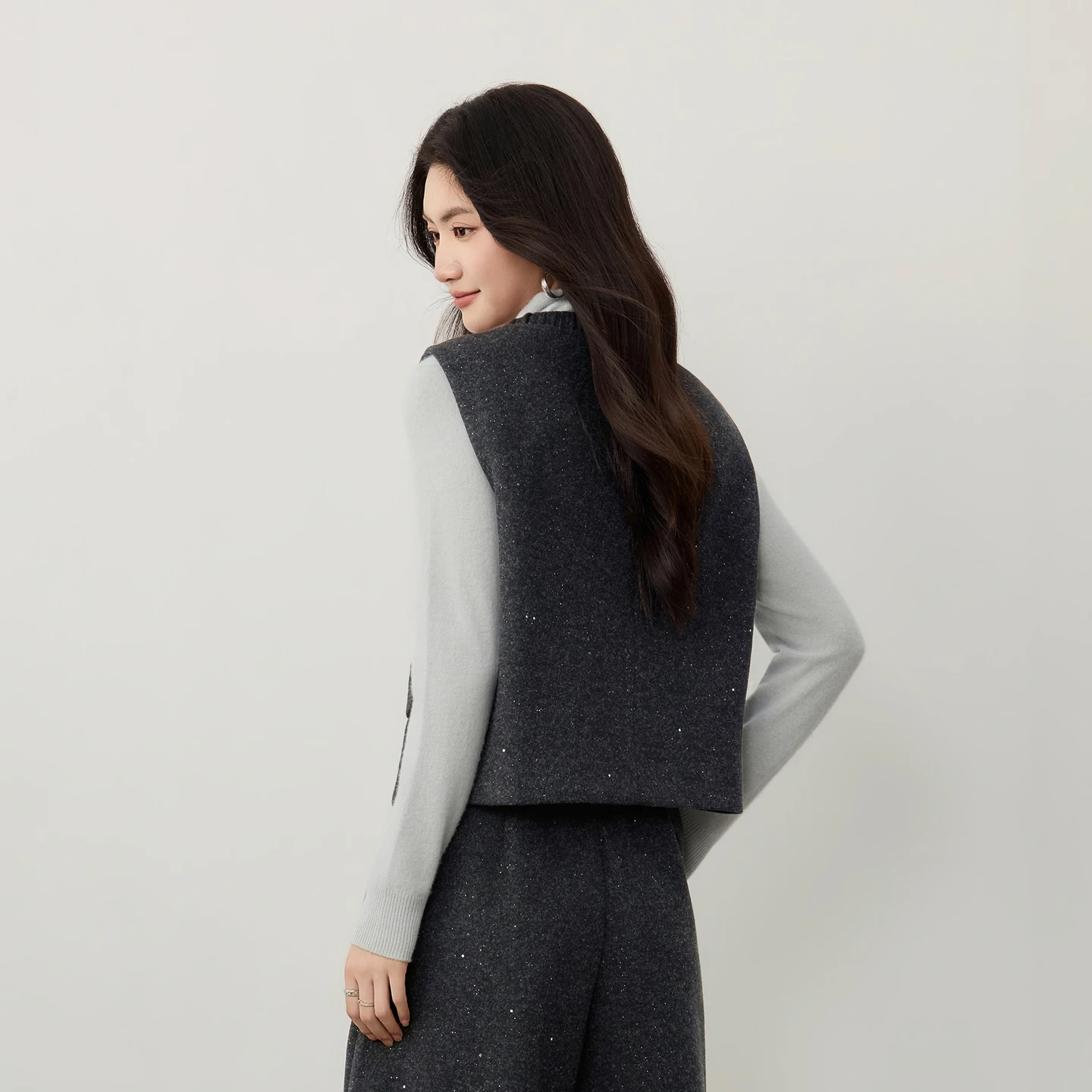 SENTUBILA Women's Warm Vest 2026 Winter New Cropped Length Silver Glitter Sweater Vest Daily Office Commuter Waistcoat 164JF8874
