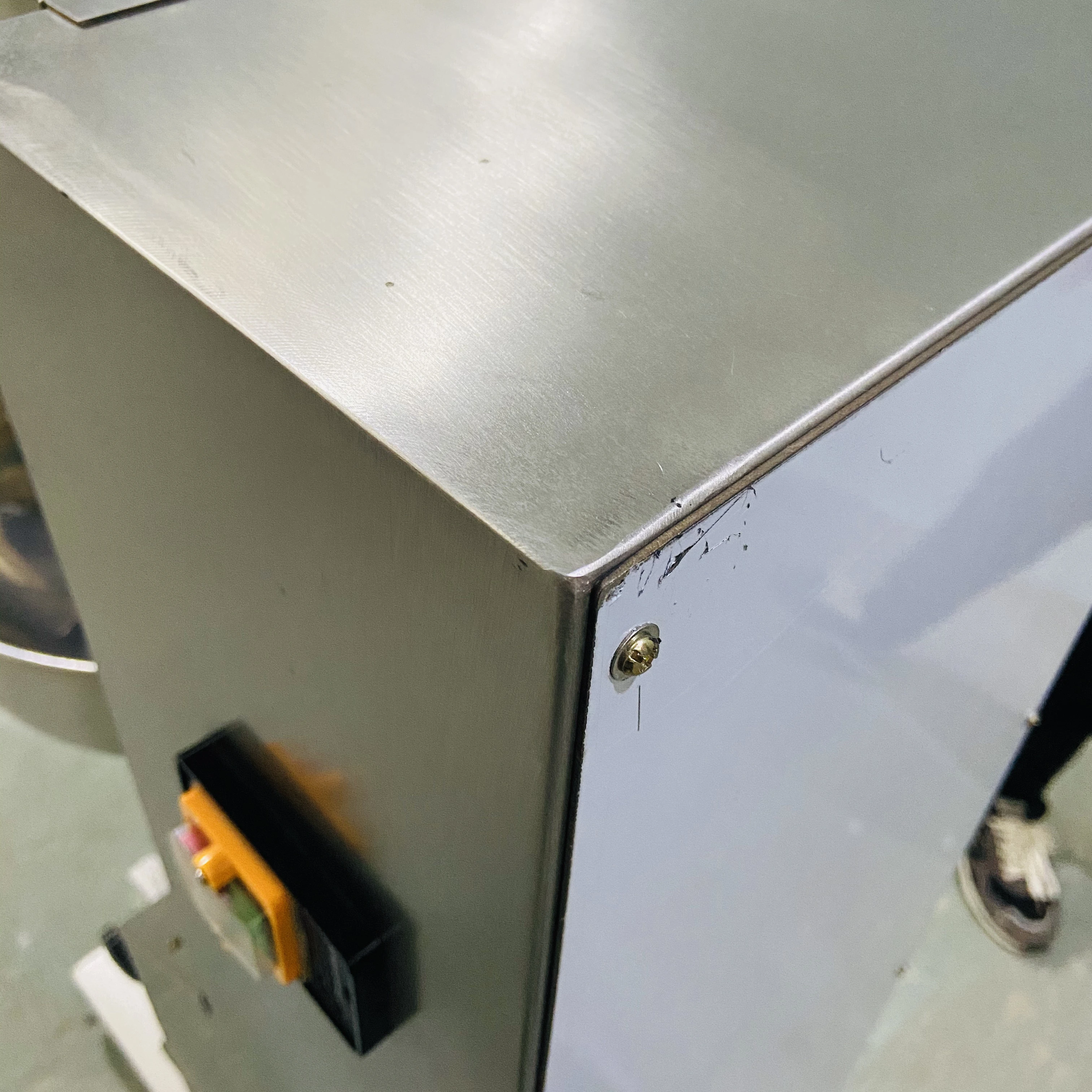 آلة تشكيل كرات اللحم التجارية الأوتوماتيكية لسمك الدجاج واللحم البقري عالية الجودة آلة تشكيل كرات اللحم العمودية