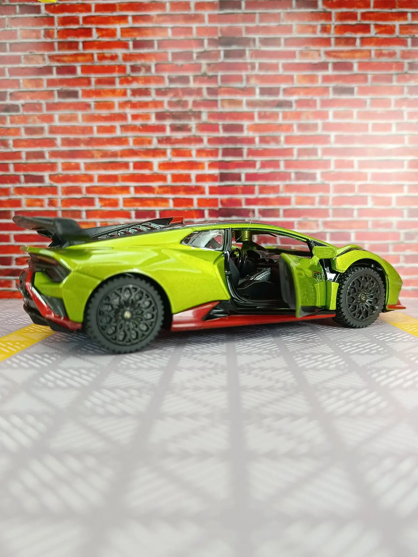 ราสตาร์ 1:32 แลมโบร์กินีเฮอริเคน STO รถรุ่นอัลลอยด์เสียงเด้งกลับและของเล่นซุปเปอร์คาร์แสงสามารถให้เป็นของขวัญให้เพื่อน