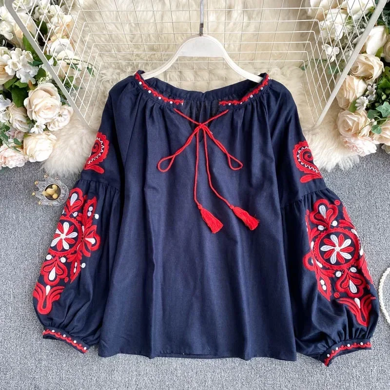 Blusa Retro de lino y algodón con borlas para mujer, camisa holgada de manga acampanada con cuello en V y bordado Floral, estilo bohemio