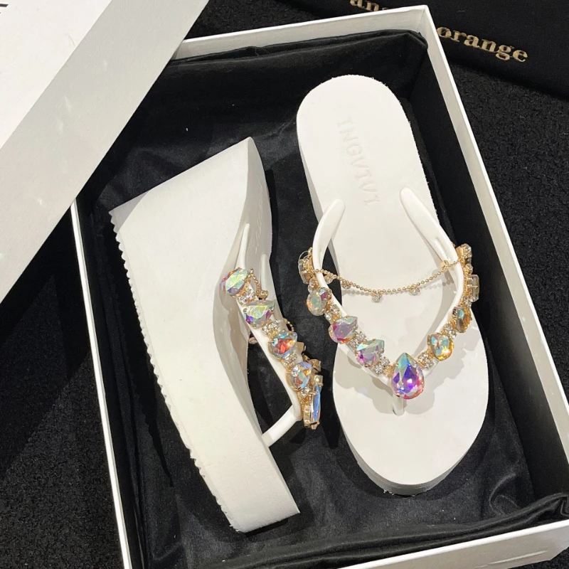 Chanclas con tacón de cuña y diamantes de imitación para mujer, zapatillas de tacón alto para exteriores, sandalias de playa elegantes a la moda, novedad de verano, 2024