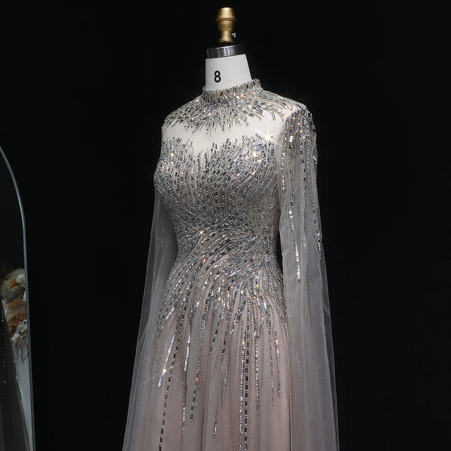 Sharon Said Elegantes Luxuriöses Perlenbesetztes Abendkleid mit Hohem Kragen, Cape-Ärmeln, Tüll-Ballkleid, Partykleid für Damen SS134 Maßanfertigung – Detail 14