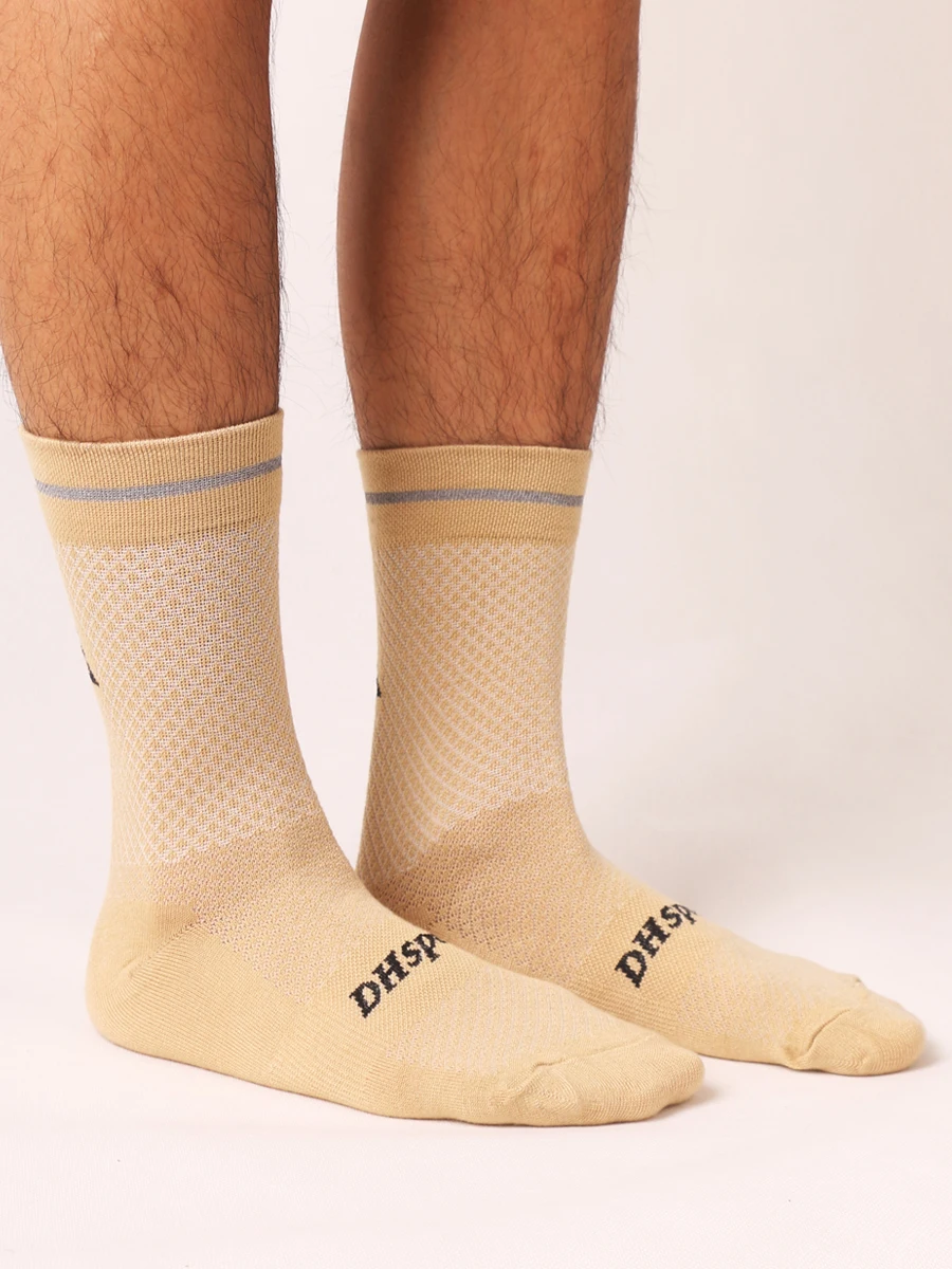 As meias de ciclismo reflexivas de lã Sporcks são reflexivas, quentes, absorventes de calor, absorventes de umidade, anti-pilling e adequadas para esportes de outono e inverno