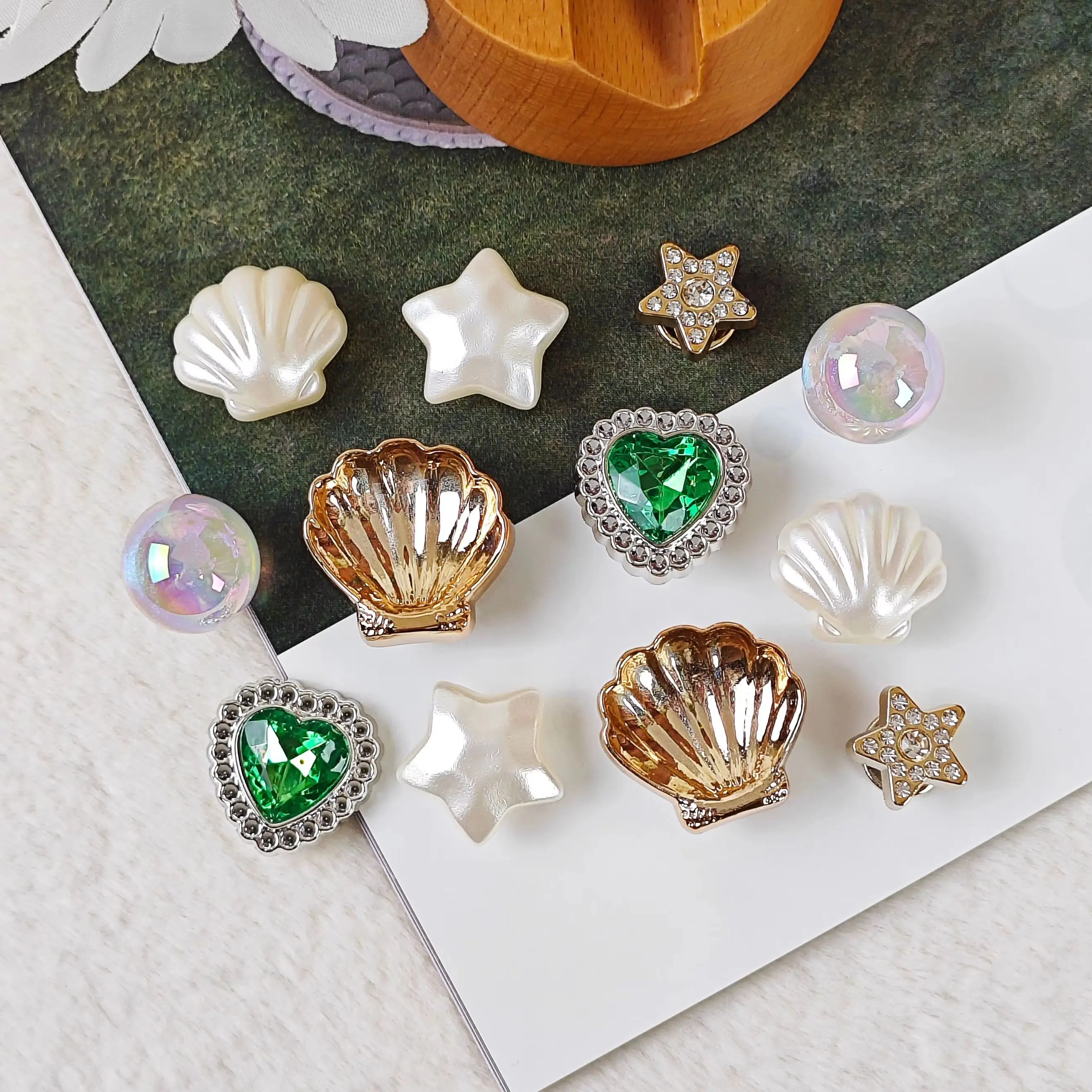12Pcs DIY Shoe Decoration Charms Shiny Shells, Stars, Hearts, Colorful Round Beads Decorative Buckles Non-Metallic Lightweight Material Y2K Fashion Versatile Cute Personality Style for Men and Women Suitable for Eva Beach Shoes, Sandals, Removable Shoe Decorations, Holiday Gifts