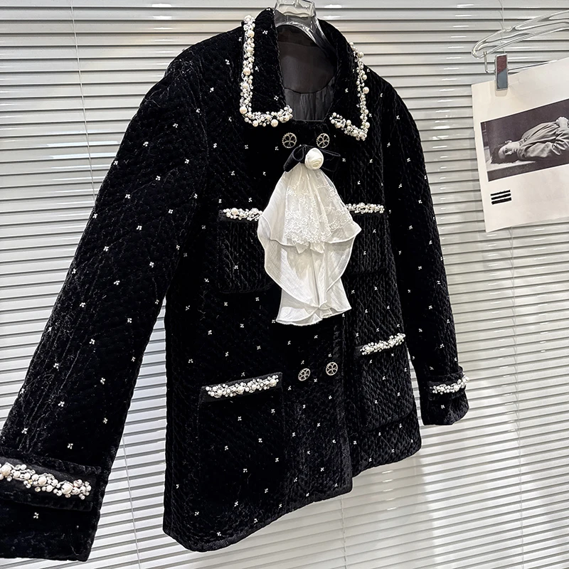 Doudoune en tissu velours avec bord perlé, écharpe en dentelle exquise, nouveau style d'hiver 2025, veste tendance pour les déplacements