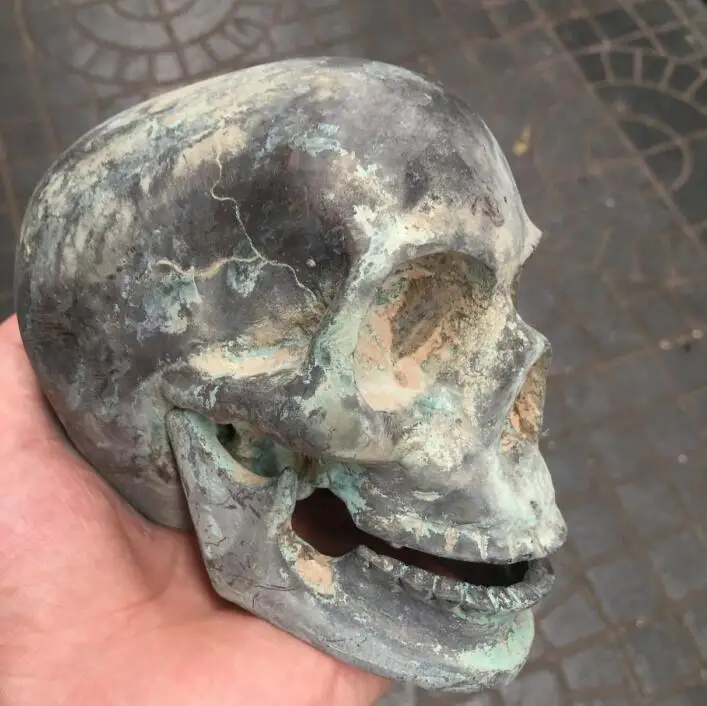 

Драгоценные бронзовые скульптуры, черепа, украшения и различные бронзовые изделия в виде слонов для демонстрации.