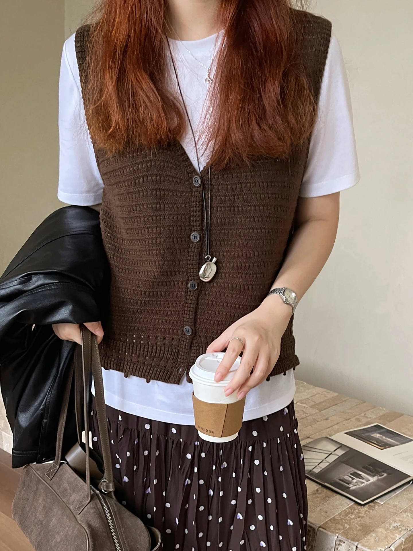 

Женский вязаный жилет с V-образным вырезом, прямой крой, на пуговицах, стандартная длина, осенняя новинка, верхняя одежда для многослойных образов