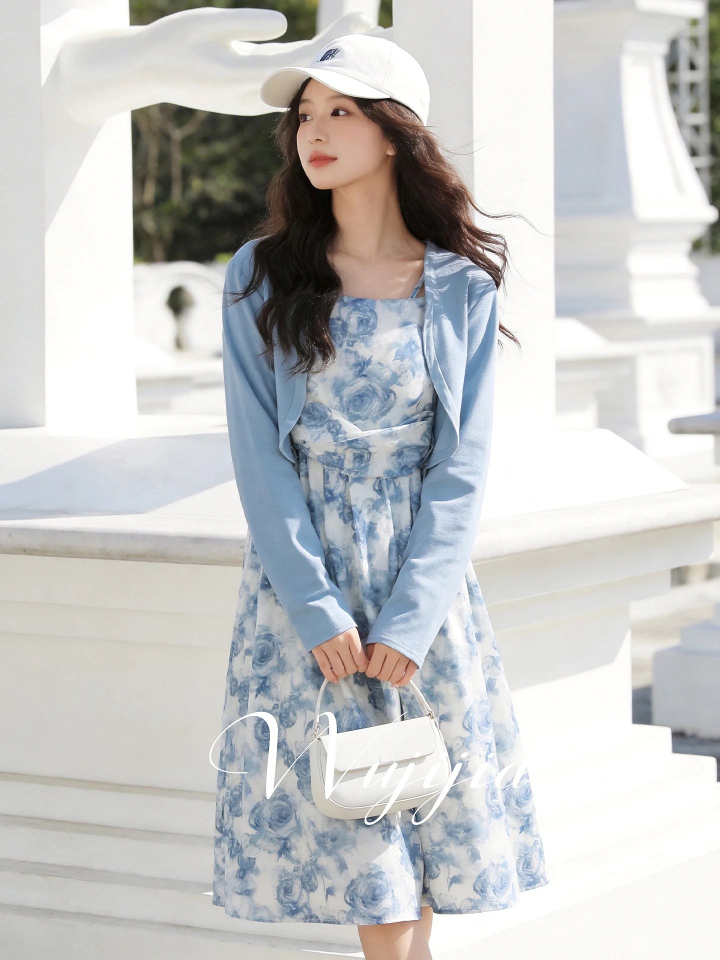 

Летний комплект для женщин больших размеров: платье-халтер с цветочным принтом и кардиган, элегантный женский стиль, удобный крой, юбка А-силуэта, длинный рукав