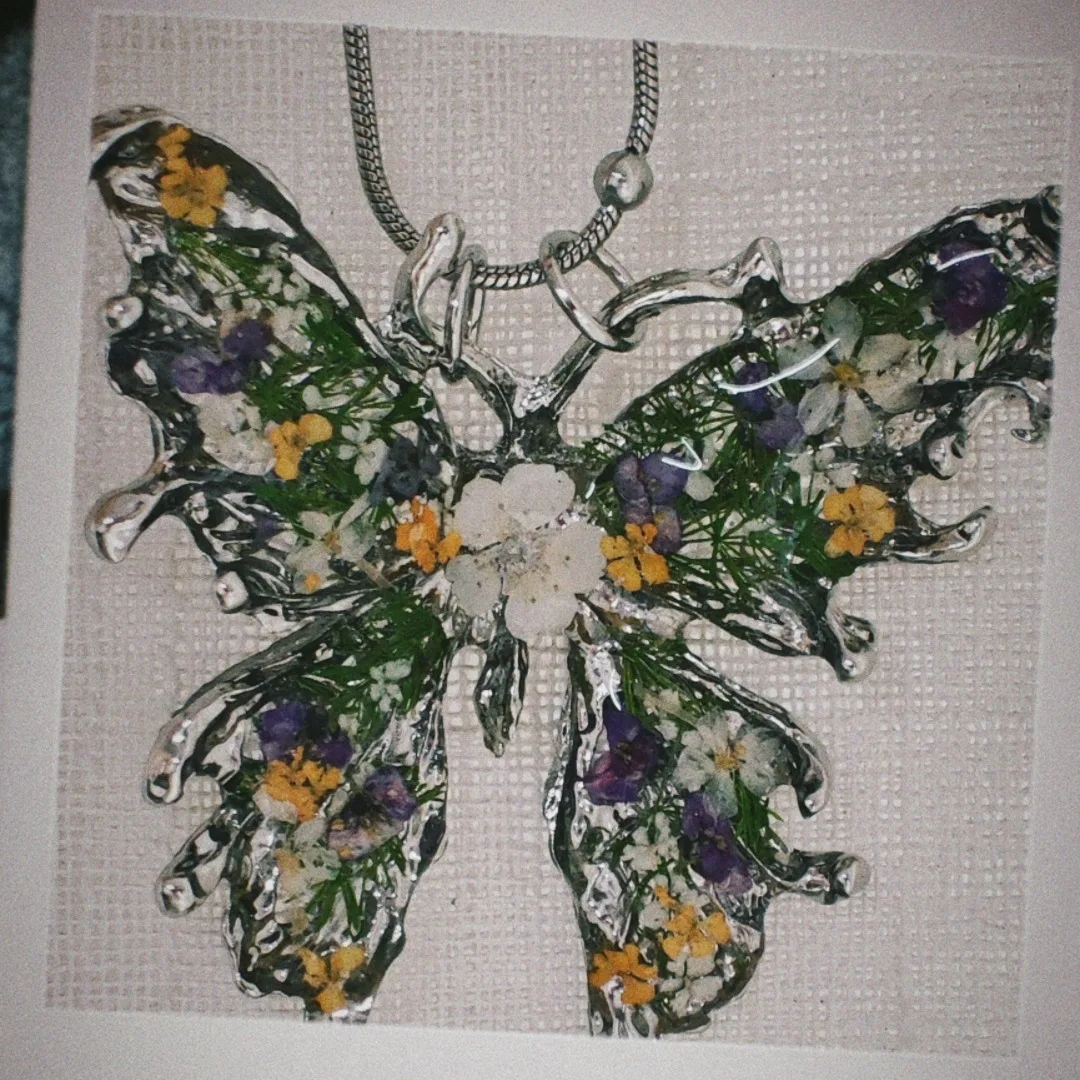 

3264 оптовая продажа ручной работы дизайн сад бабочка преувеличенная личность образец растения ожерелье из нержавеющей стали Рождественский подарок