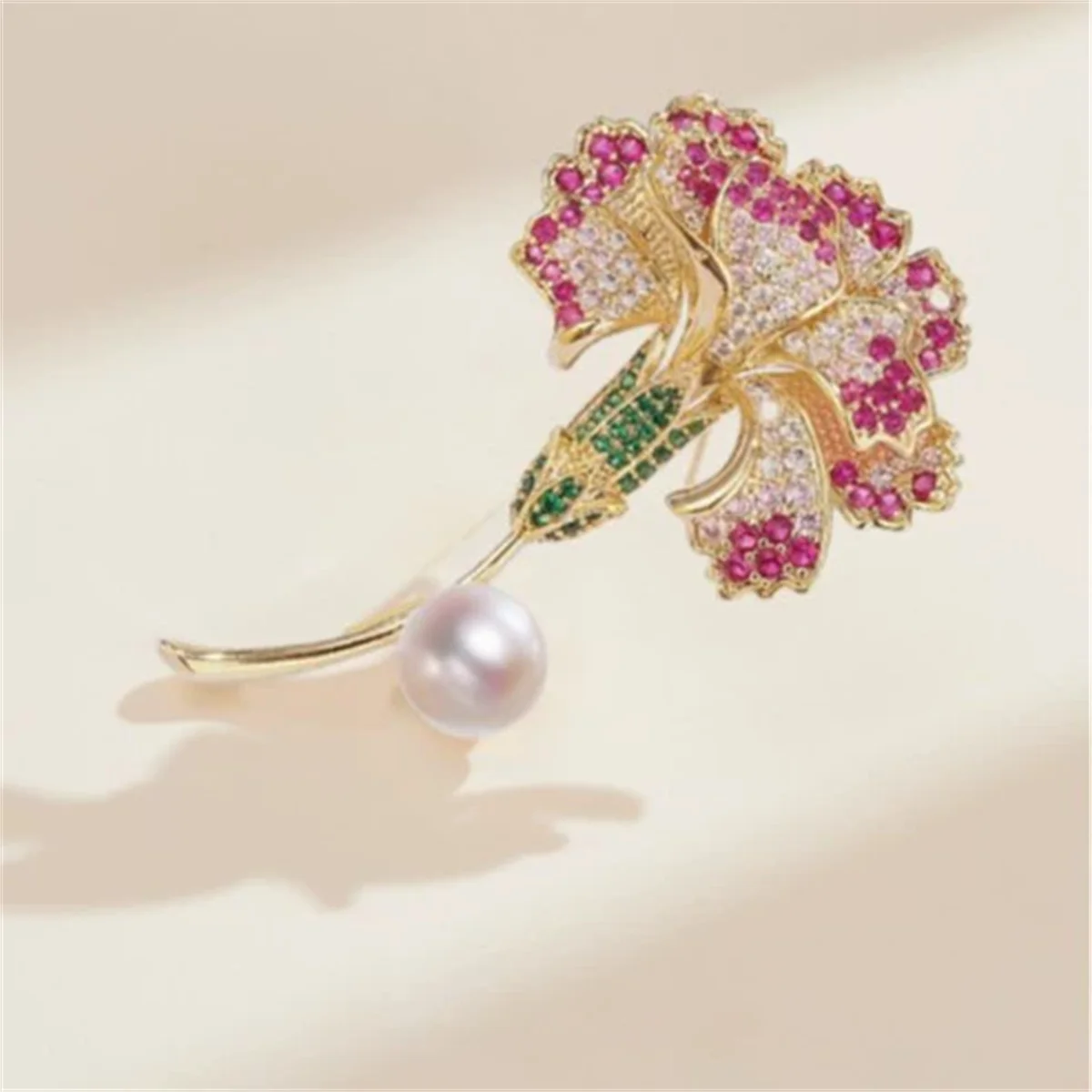 1Pc Elegant and Cute Carnation Brooch Romantic Charm Flower Pin Gentle and Unique Jewelry Accessories Birthday Party Trendy Gift