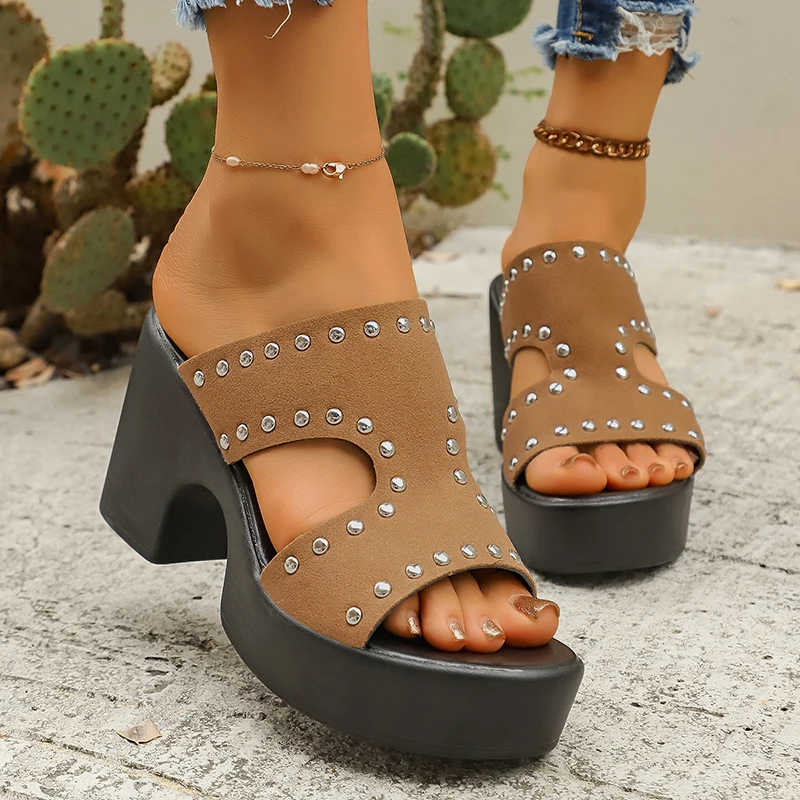Sandálias plataforma grossas com decoração de rebite, mulheres, verão 2026, peep toe, salto alto, chinelos, plus size 43, sapatos femininos de salto alto