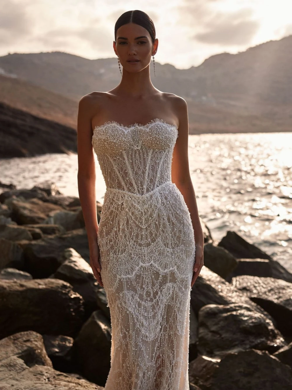 Charming Illusion Beaded Long Beach Wedding Dress Graceful Strapless Backless Bridal Gown Customized Ivory Dresses For Bride