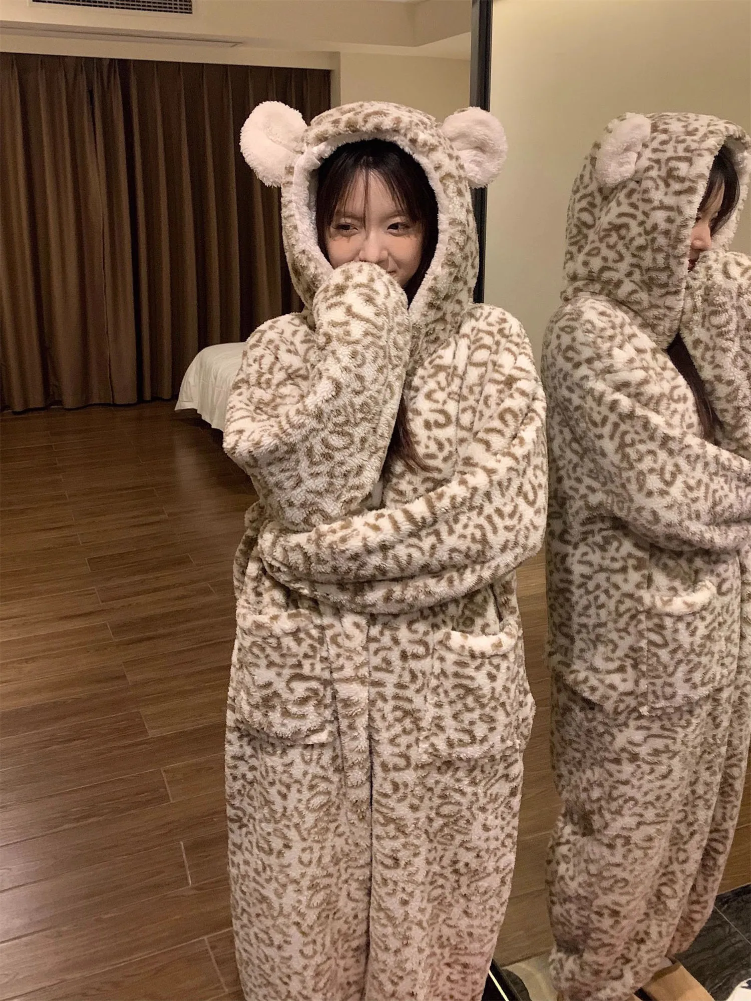 

Thiened Coral Fce Onesie Nightgown Women's 2025 New Autumn Winter Bear Warm Hooded Home Clothes Outdoor Wear