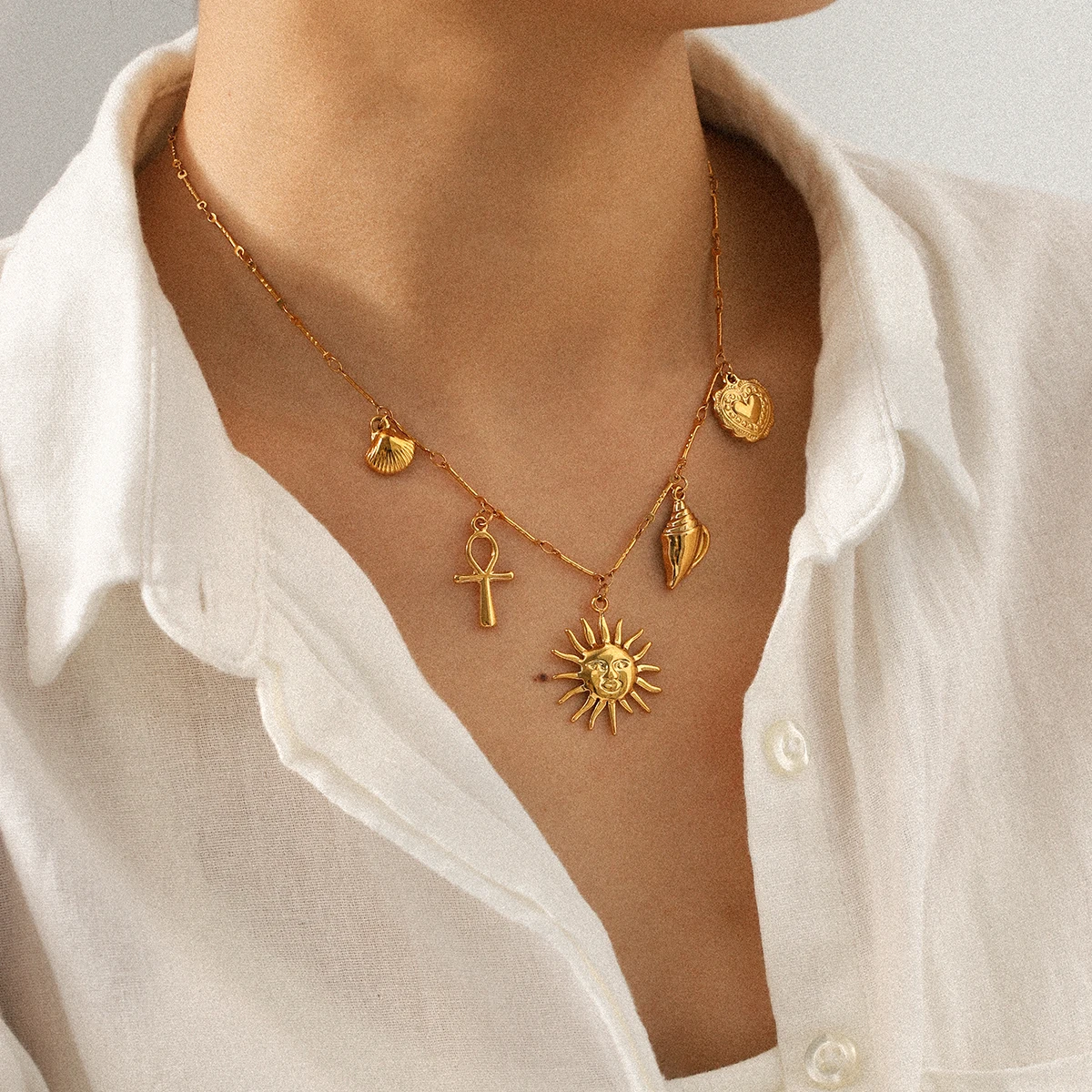 

Exquisite Fashionable Heart Shaped Sun Pendant Necklace Charm 18k Gold Plated Stainless Steel Necklace Jewelry Collarbone Chain