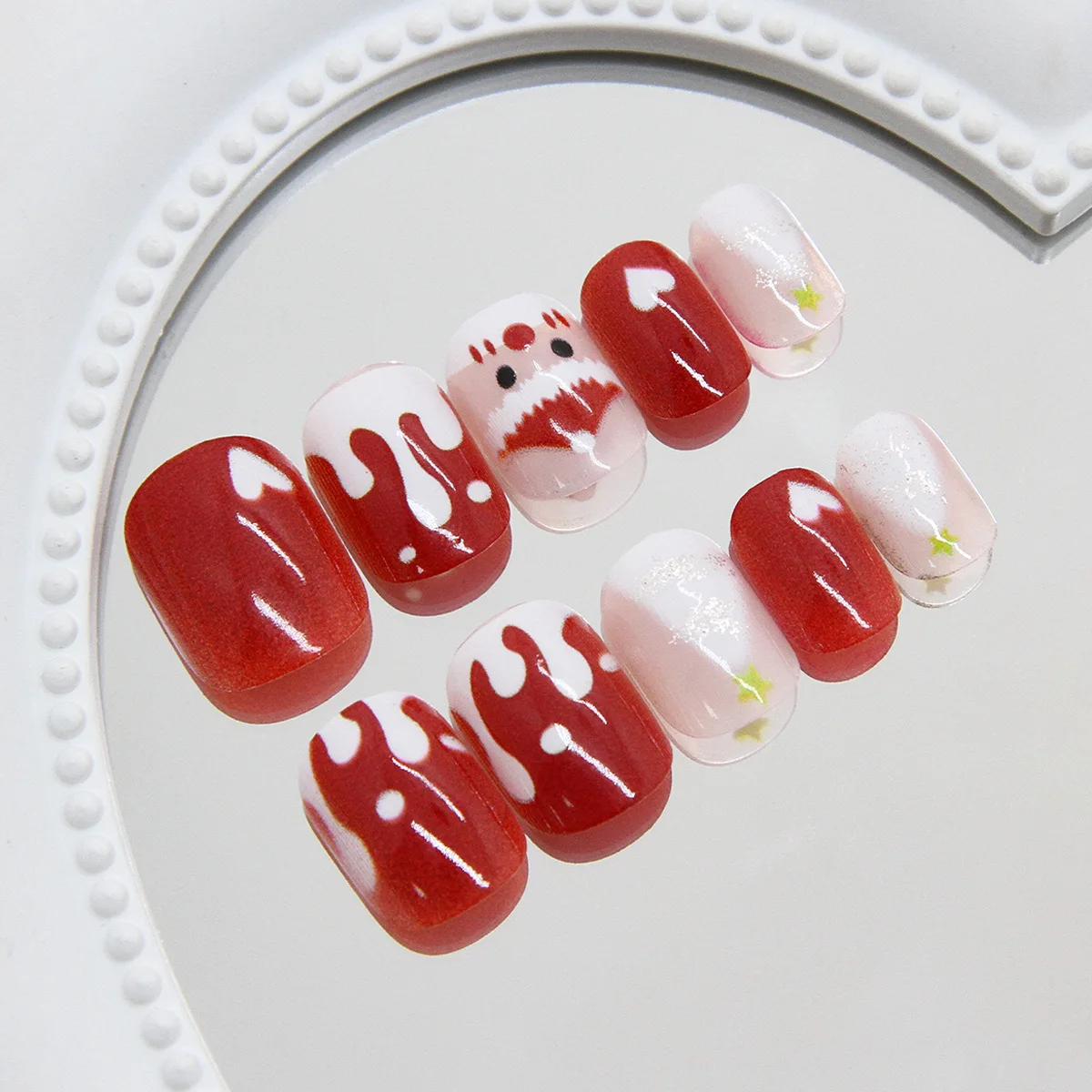 24 stuks schattige kerstpersnagels - kerstmuts en smeltende sneeuwontwerp met glitterboom korte ronde kunstnagels