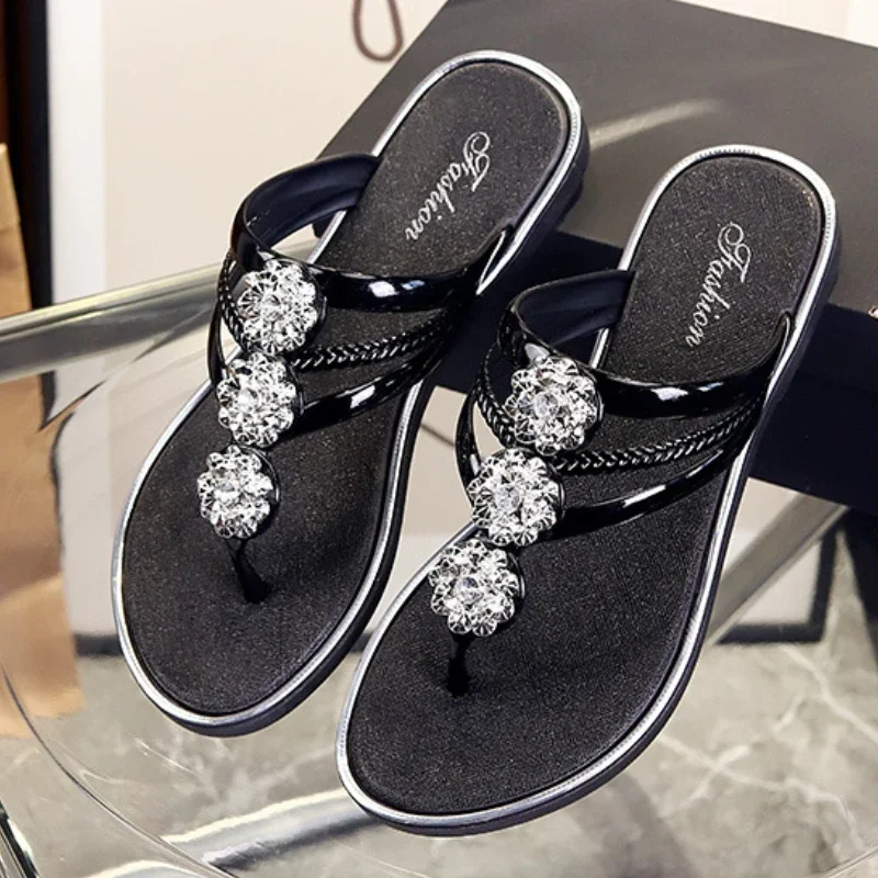 New Rhinestone Flip-flops Female Seaside Lightweight Casual Beach Shoes Non-slip Comfort Flat Sandals Sapatos Femininos