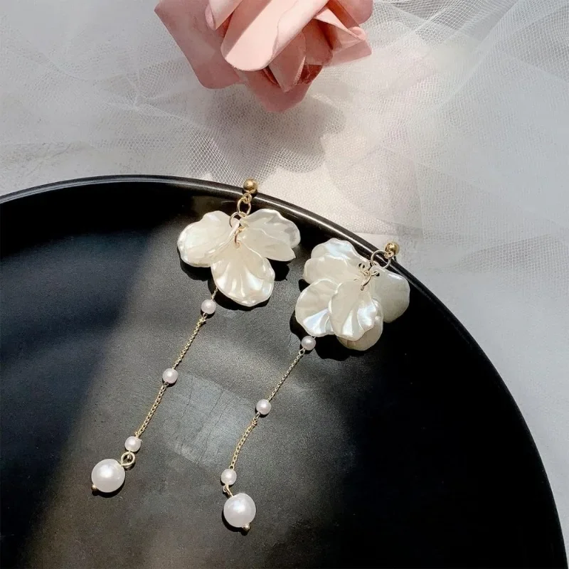 Pendientes colgantes de flores y mariposas vívidas para mujer, con detalle intrincado, regalo perfecto para madre, hermana y ocasiones de boda