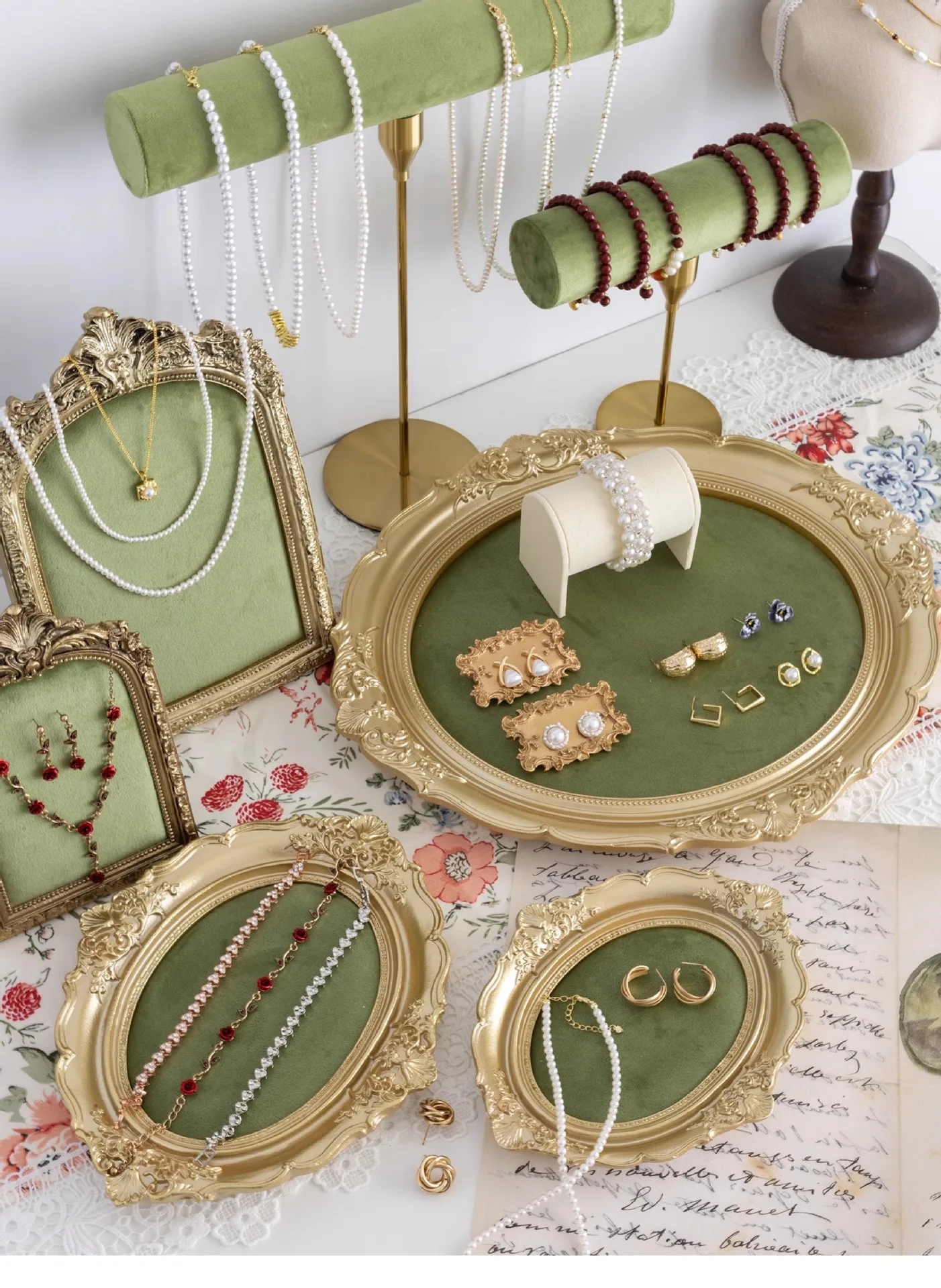 مجموعة حامل عرض المجوهرات بإطار ذهبي عتيق، قلادة مخملية خضراء، حامل وسوار، إكسسوارات القرط، صينية تنظيم