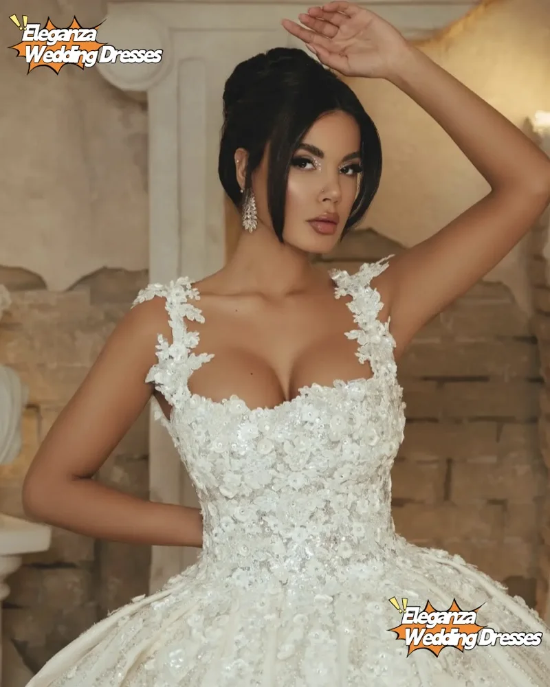 カスタマイズされた高級ウェディングドレス 3D 花のアップリケブライダルボールガウンラインストーン背中の開いたスパゲッティストラップ製の花嫁ドレス