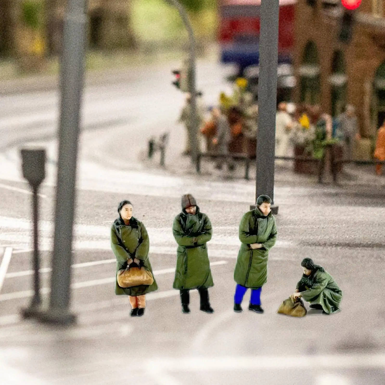 4x 1/64 Resin Model Figure wearing Green Coat Tiny People Model for Dollhouse Photography Props Diorama Scenery Landscape Layout