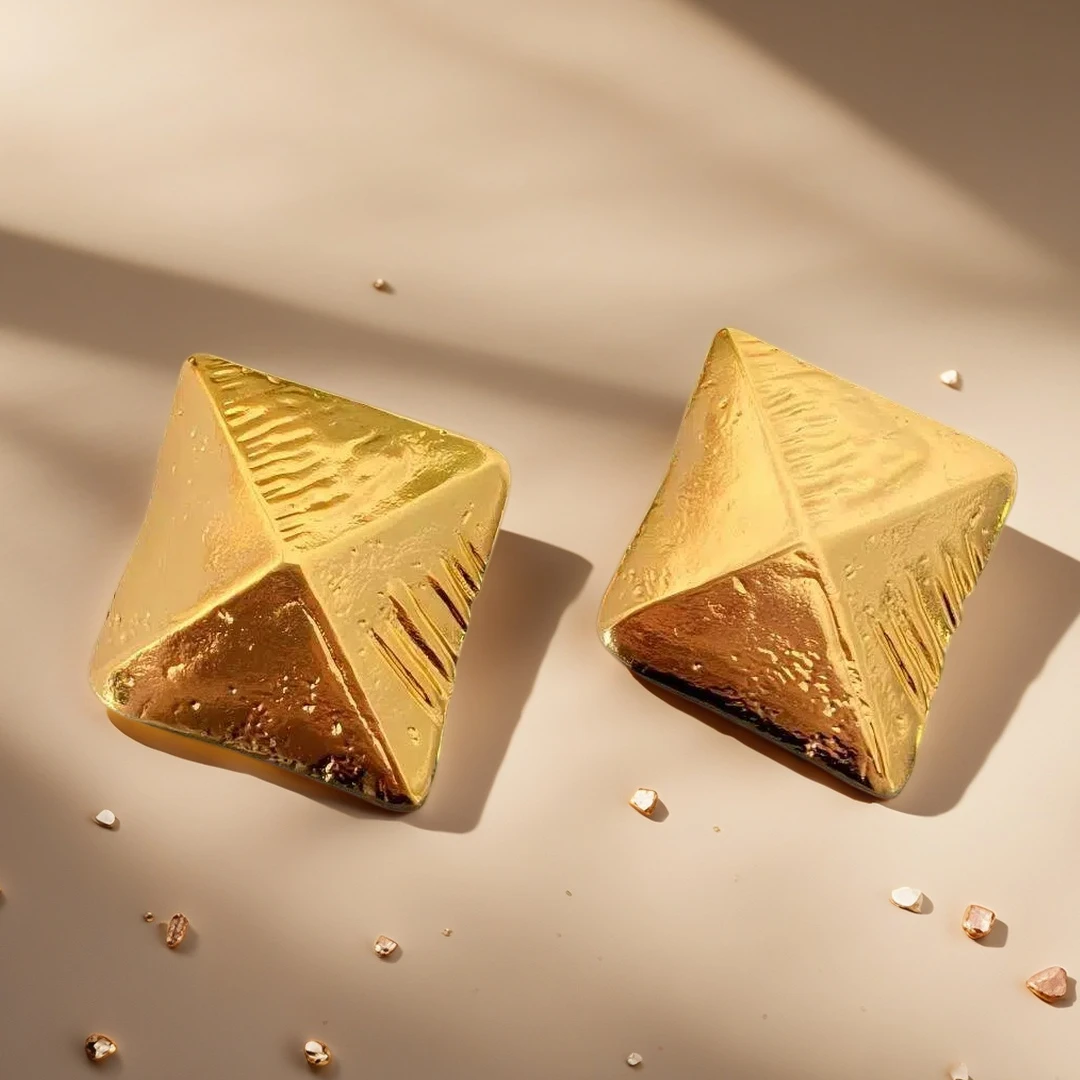 Yuri Ailey Vintage Gold Pyramid Geometric Clip On Earrings Hammered Texture No Piercing Ear Clips 3D Square Women Jewelry