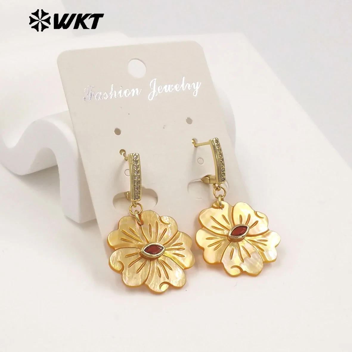 WT-MPE179 Romantic Style Gold Plated Zircon And Natural Shell Flower Shape Pendant Earrings For Girls Party Wearing Jewelry