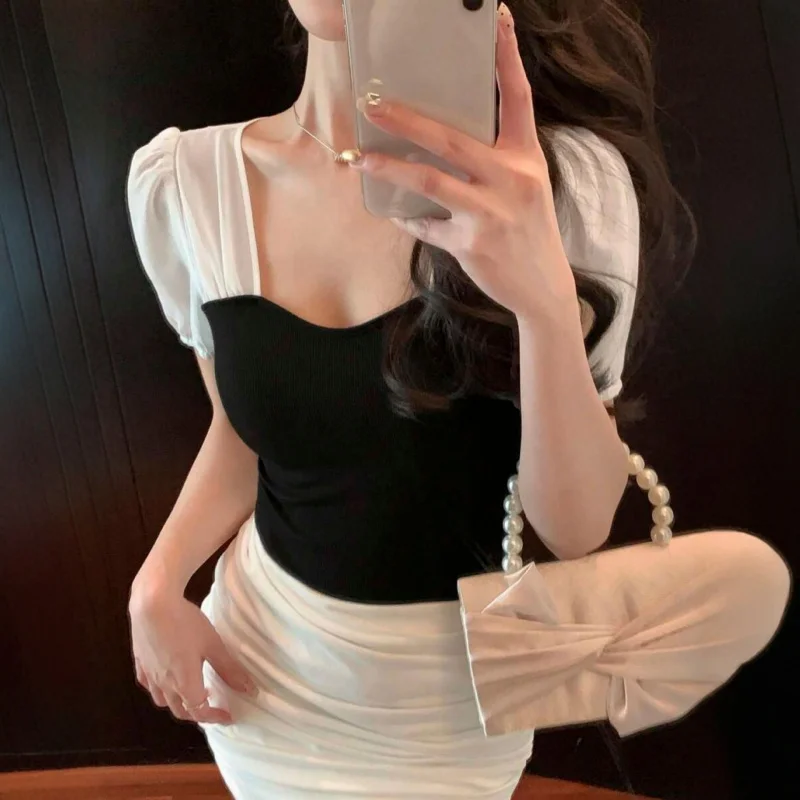 Damska Elegancka Koszulka na Lato do Pracy, Dopasowana, Czarna z Białym Szyfonowym Wstawką, Krótki Rękaw, Kwadratowy Dekolt, Plisowana