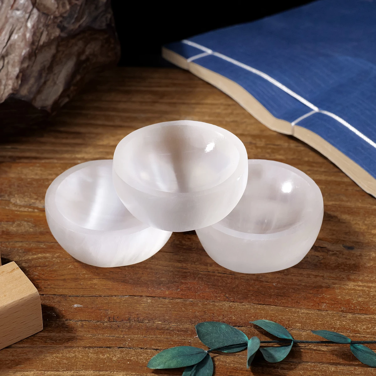 1pc Natural Stone Sculpture White Selenite Bowl Shape Crafts Witchcraft Crystal Carving Energy Gem Summer home kitchen decor view 4