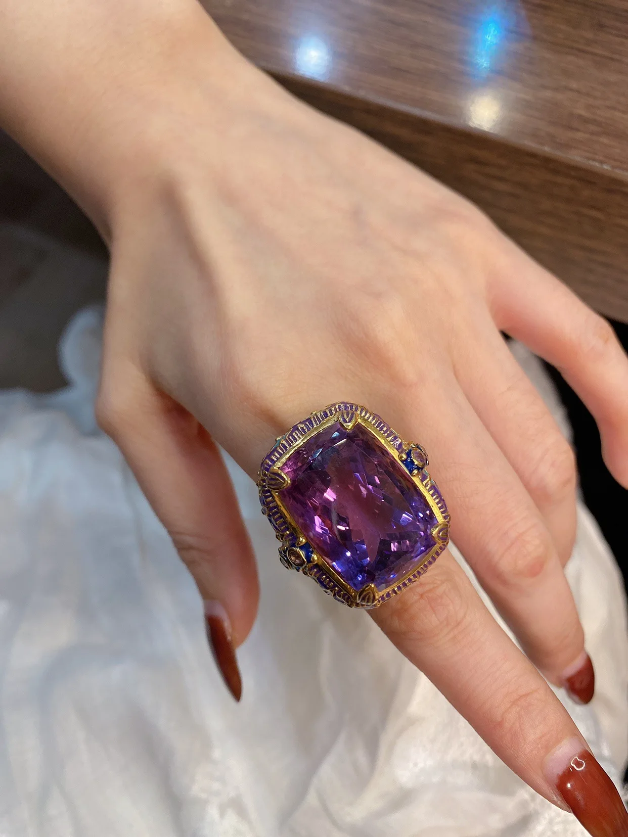 Italienischer Retro-Ring mit vergoldeter Emaille, Perlenimitat und natürlichem Amethyst, Anhänger, Braut-Hochzeits-Set – Damenschmuck – Detail 4