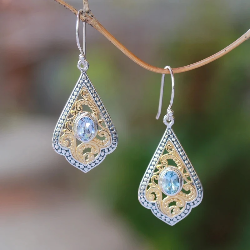 Vintage handgeschnitzte zweifarbige hohle Hängeohrringe für Damen, modischer, exquisiter Schmuck mit blauem synthetischem Zirkonia für festliche Anlässe.