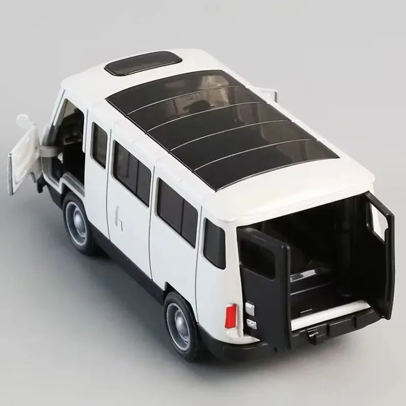 Die Cast Alloy Vintage Van Off-road Car Model Pull Back Miniature Vehicle Toys For Children Collection Gifts