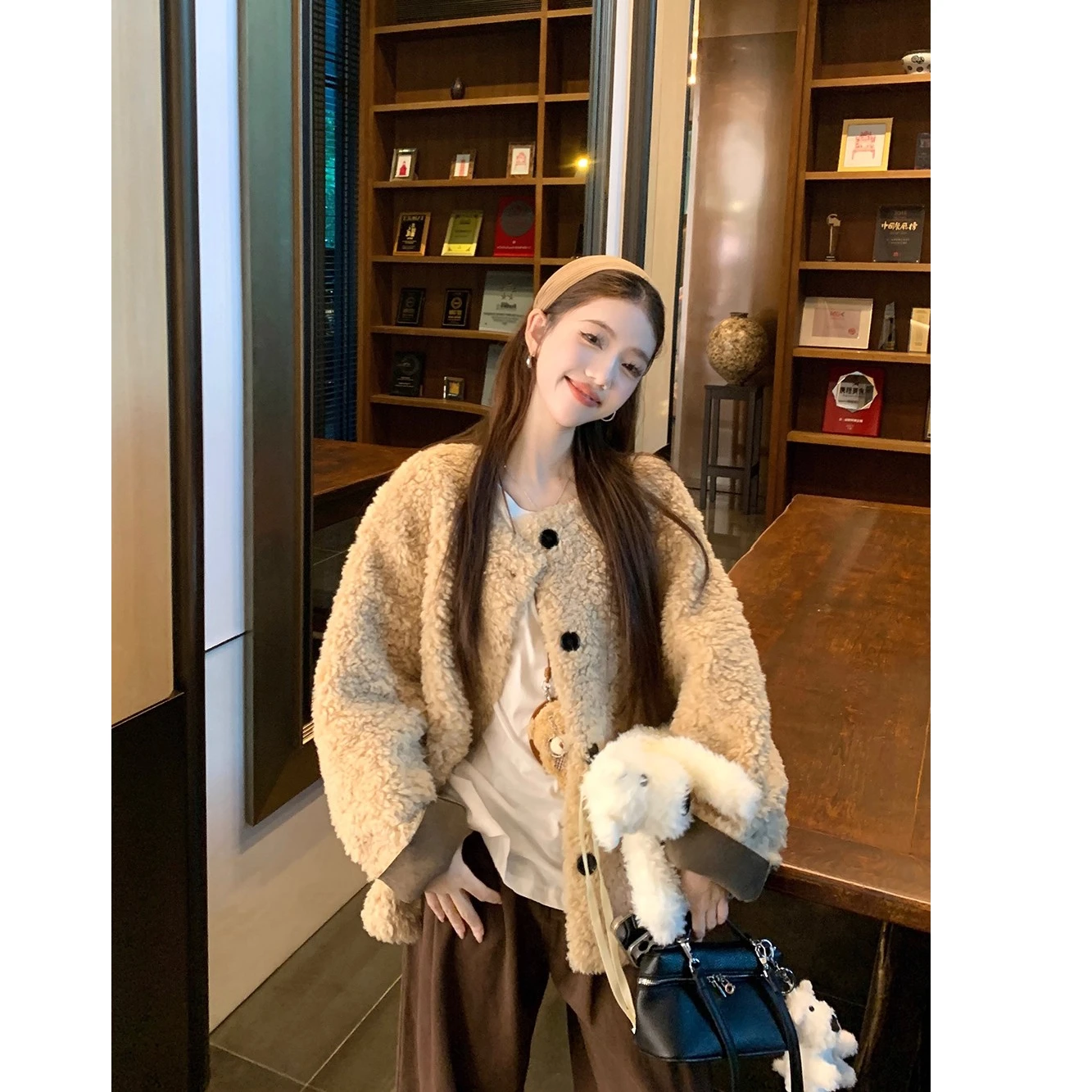 

Laid-back Style Women's Short Thickened Lamb Fur Jacket Autumn Casual Loose Fit Eco-friendly One-piece Upper Apparel