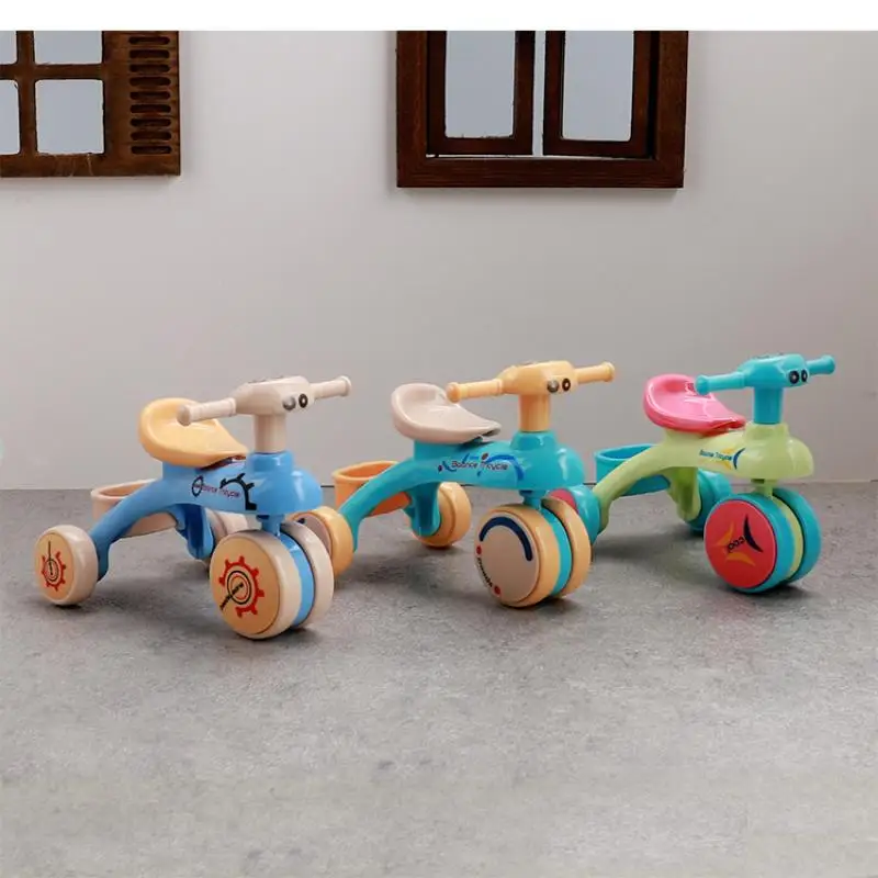Mini triciclo para casa de muñecas, modelo de bicicleta pequeña de simulación, juguetes, adorno de escena para el hogar en miniatura, accesorios para casa de muñecas, 1 Uds.