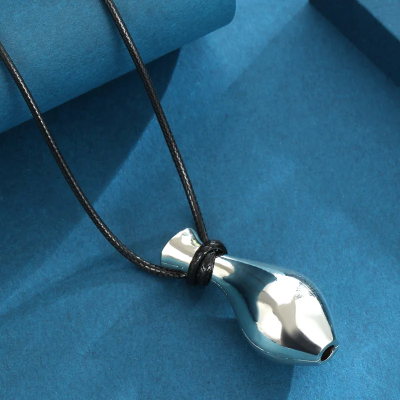 

Fashionable and individualistic, drawstring vase, long necklace, a versatile and trendy woman for autumn and winter