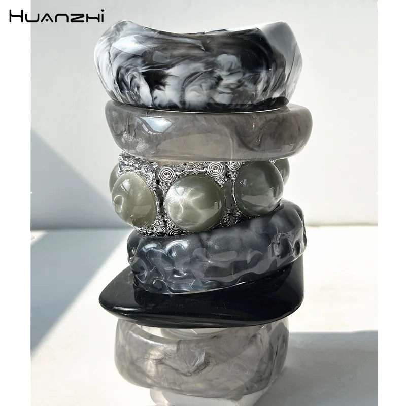 HUANZHI Vintage Neue Transparent Grau Schwarz Harz Armband Unregelmäßige Schwarz Weiß Gemischt Dicke Elastische Bangel für Frauen Schmuck