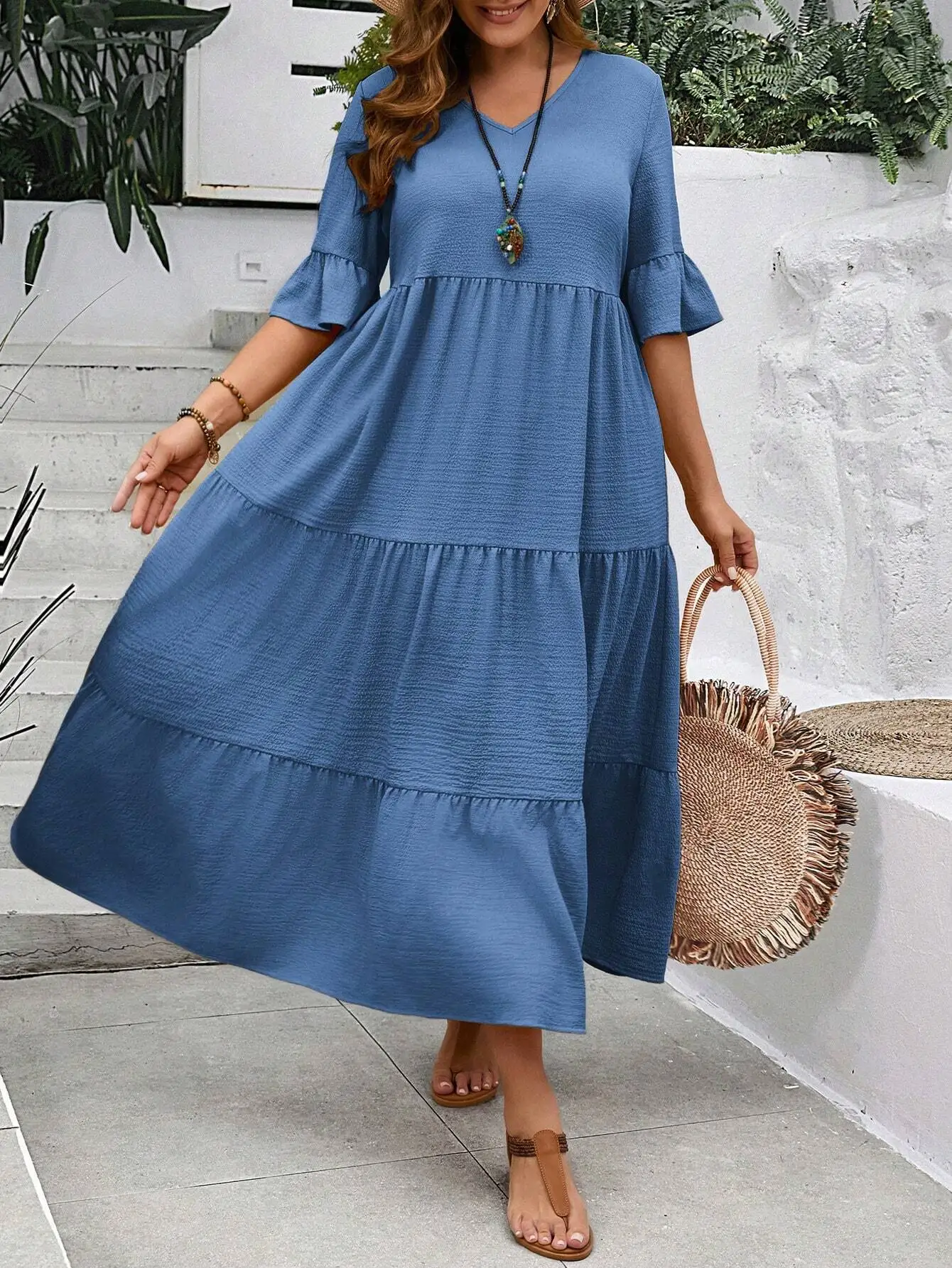 

Женское длинное синее платье с глубоким V-образным вырезом, рукавами с рюшами и многоярусным подолом для лета