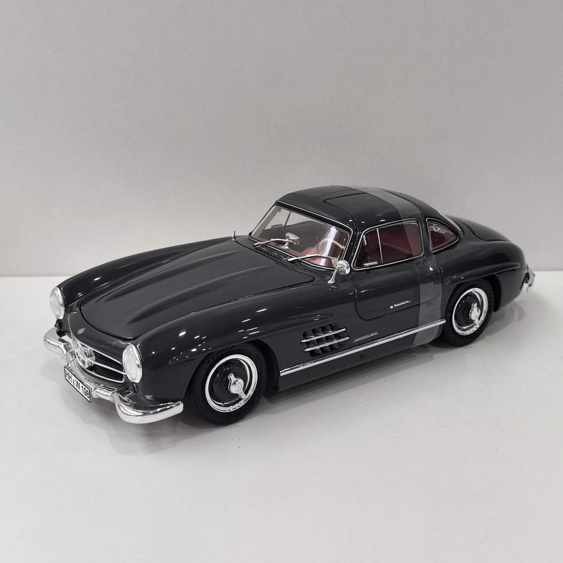 

Литой под давлением Schuco масштаб 1:18 BENZ 300SL COUPE красный интерьер BENZ-Benz модель автомобиля из сплава Коллекционная игрушка в подарок сувенирный дисплей орнамент