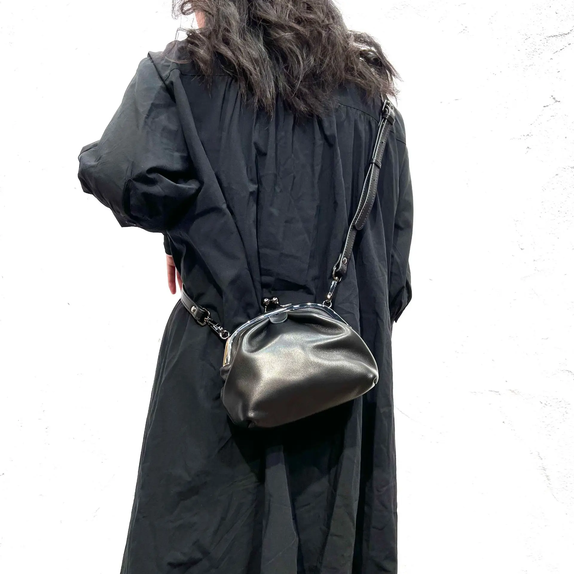 

Handcrafted Top-Grain Leather Women's Shoulder Bag | Shell Purse Crossbody Sling | Vintage Retro Pocket for Autumn Winter 2025