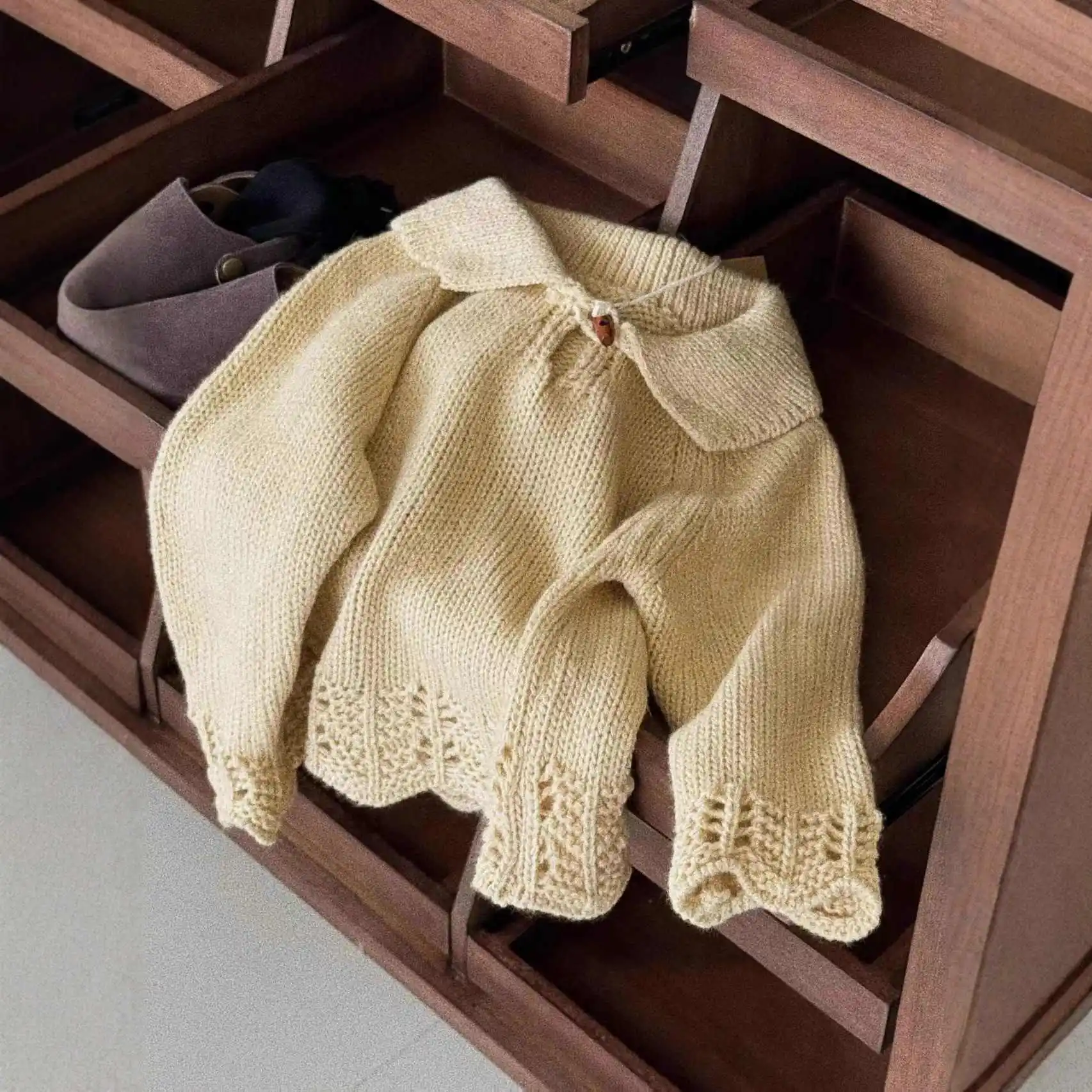 Spring and Autumn New Korean Girls' Long Sleeve Hollow Sweater Sweet, Versatile, High End Knitted Top for Little Girls