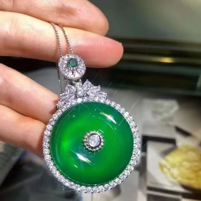 

Classic hot selling natural full chrysoprase safety buckle pendant sweater chain exquisite high-end gifts