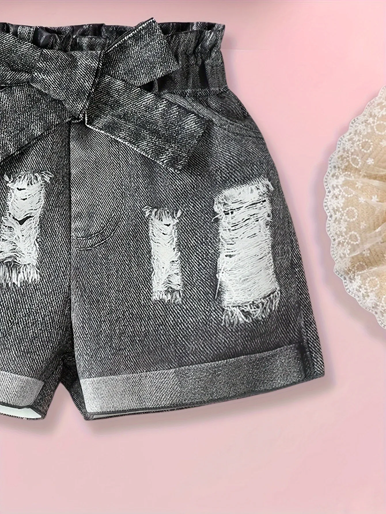 Zweiteiliges Shorts-Set für Mädchen im Denim-Look, rosa Gingham-Top mit Schleife und zerrissene, ausgefranste Shorts, modisches Outfit (nicht aus Denim, nur aus glatter Stoff). – Detail 3