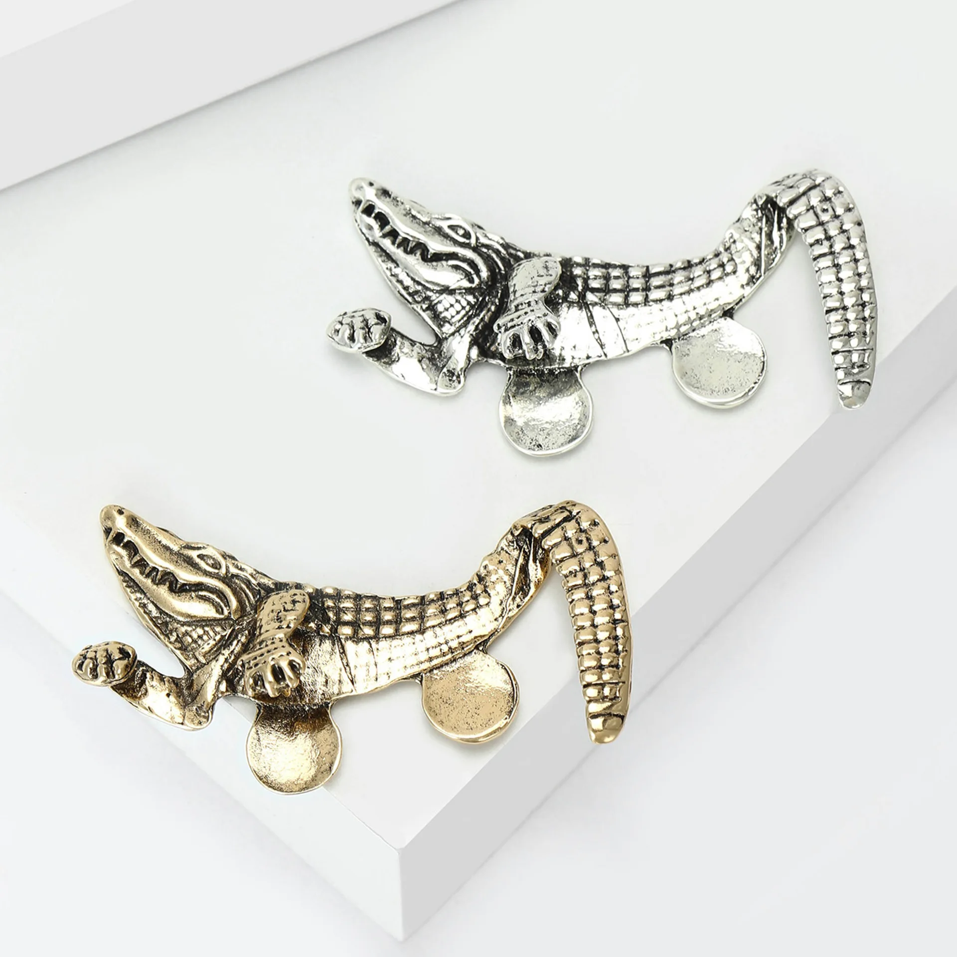 Fashion Zinc Alloy Vintage Crocodile Tiger Shaped Engraved Animal Brooches Men's Suit Lapel Pin Classic Formal Accessory Pins view 3