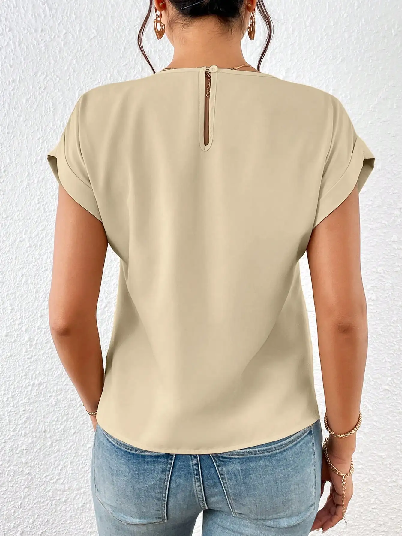 Korean version of the summer women\'s fashion temperament round neck sleeve loose design sense of folds and kinks blouse