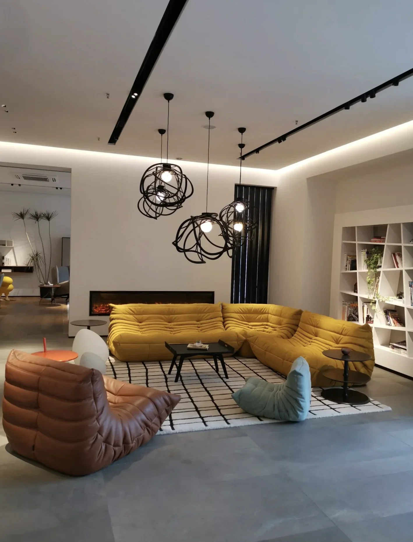

Beautiful suede plush caterpillar yellow sofa, fashionable, available in multiple colors, luxurious, high-end and atmospheric
