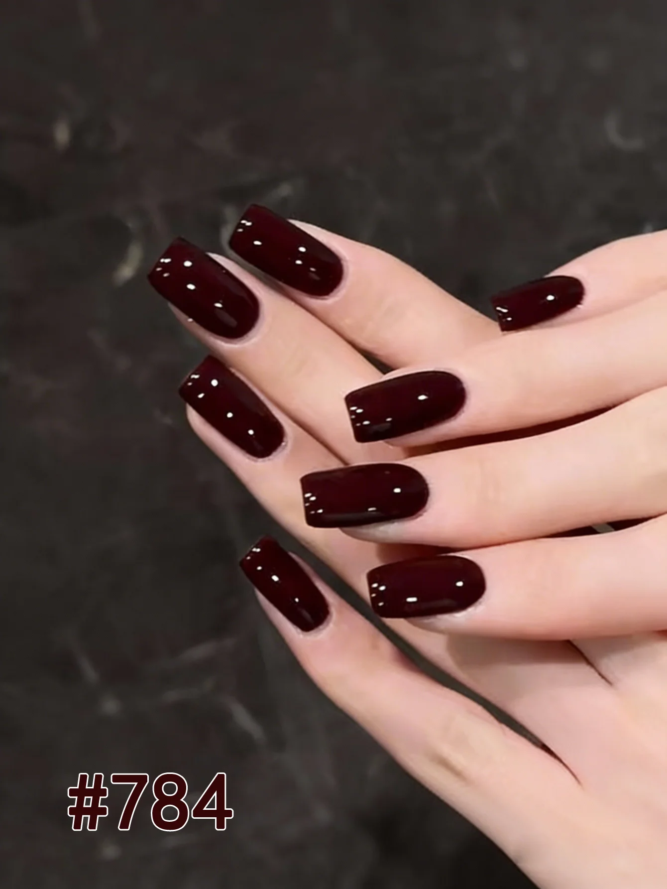 秋冬の新作コレクションには、ホワイトアンコラレッド、特別に調整されたチェリーレッドのネイルポリッシュとネイルアートキットが登場します。