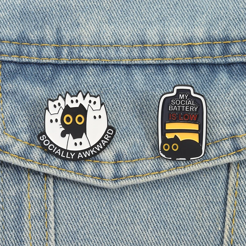 사회적으로 어색한 에나멜 핀, 사회적 배터리 부족 브로치, 라펠 배지, 검은 고양이 재미있는 동물 장신구, 친구들을 위한 선물