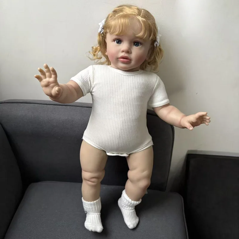 25-calowa ręcznie robiona lalka reborn, realistyczna dziewczynka, z złotymi kręconymi włosami, wielowarstwowa malowana skóra 3D z widocznymi żyłkami.