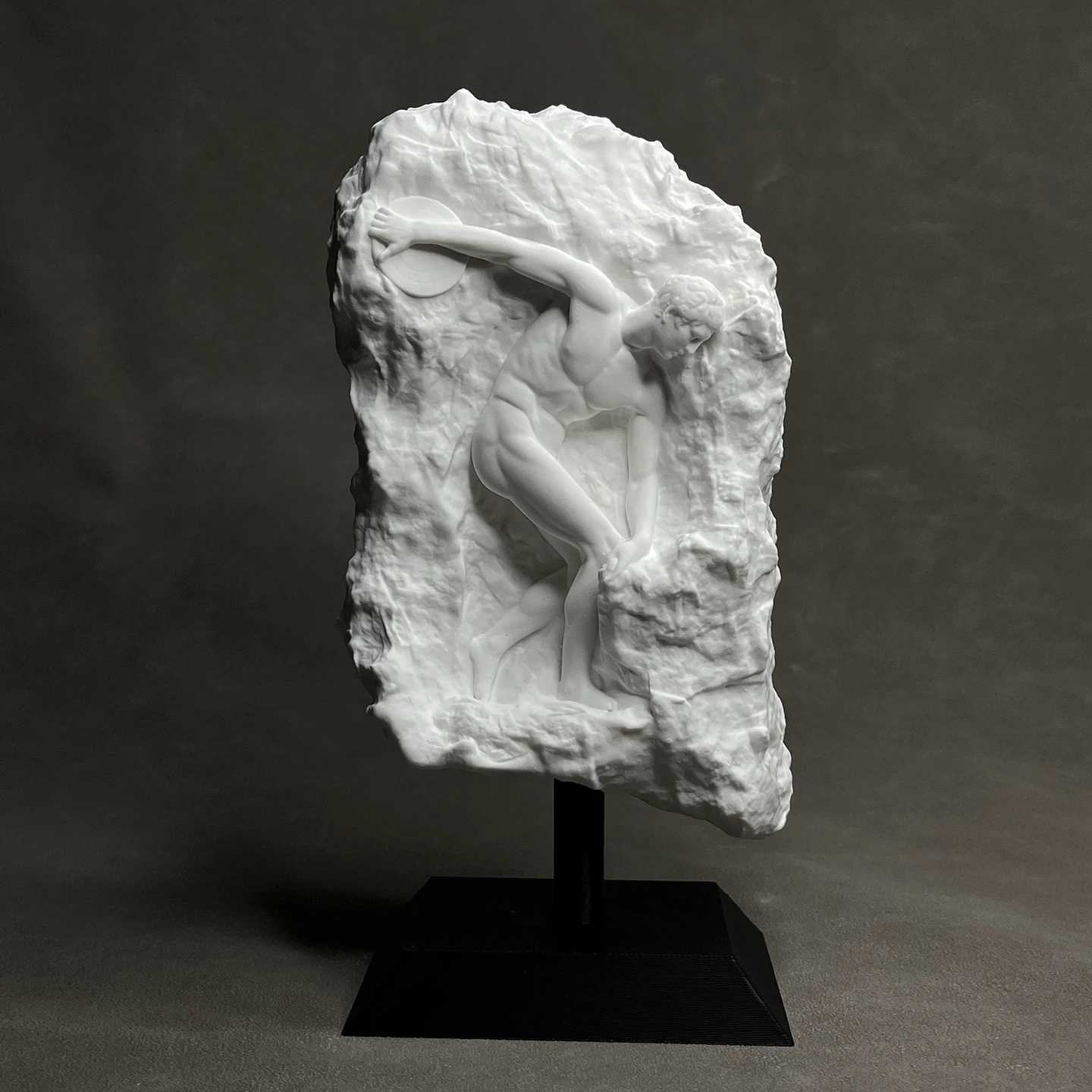 نسخة الجص من "قاذف القرص" تحفة من قبل النحات اليوناني القديم ميرون (مع حامل)