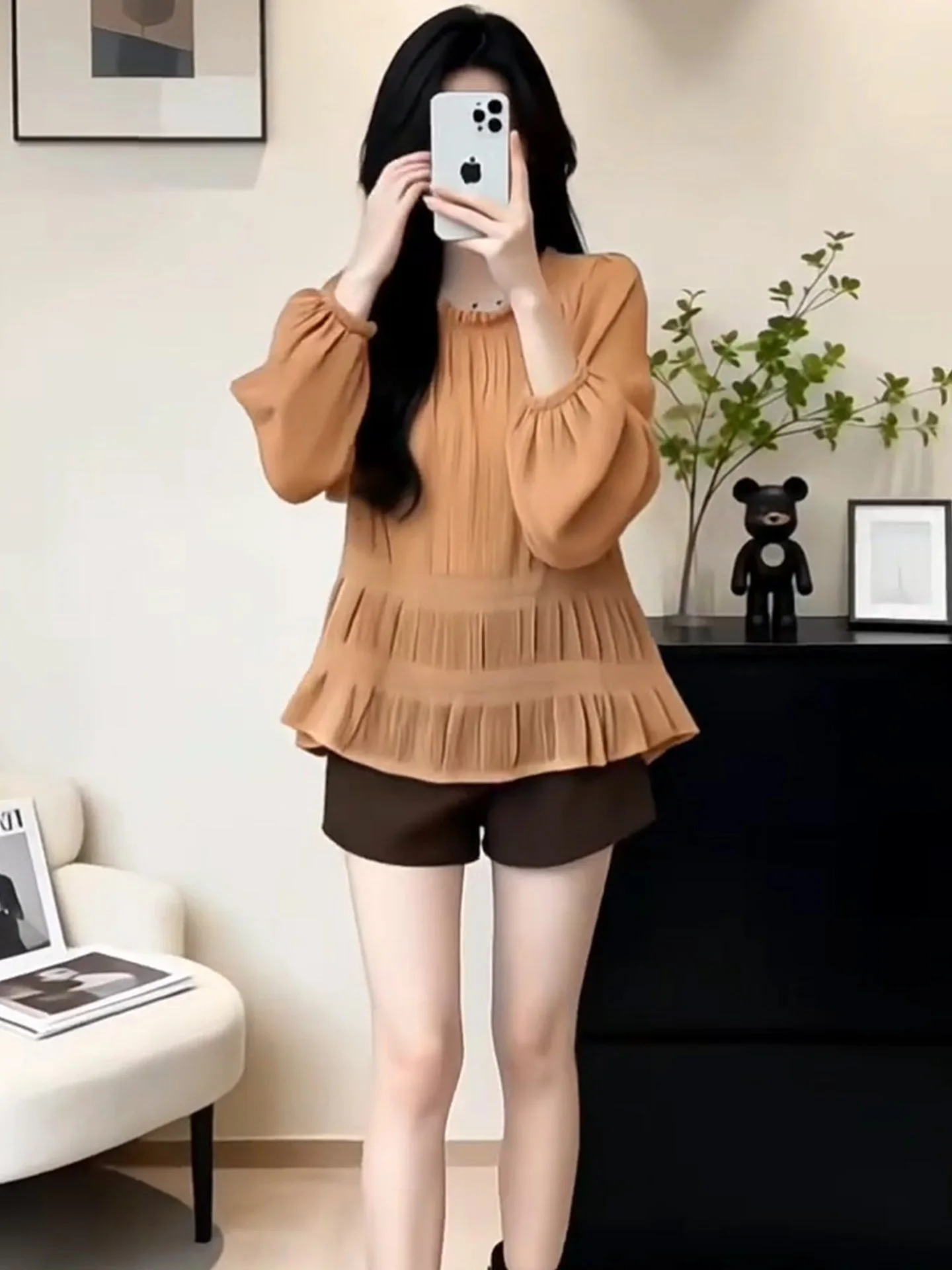 

Женский комплект Ele Loose: легкий топ с рукавами-фонариками и мягкие шорты с высокой талией, весна 2026, модный дизайн, круглый вырез, длинный рукав.